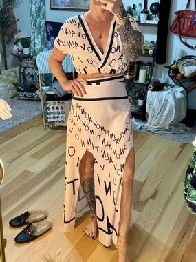High waisted Blush Pink Graphic set with double slit and deep v